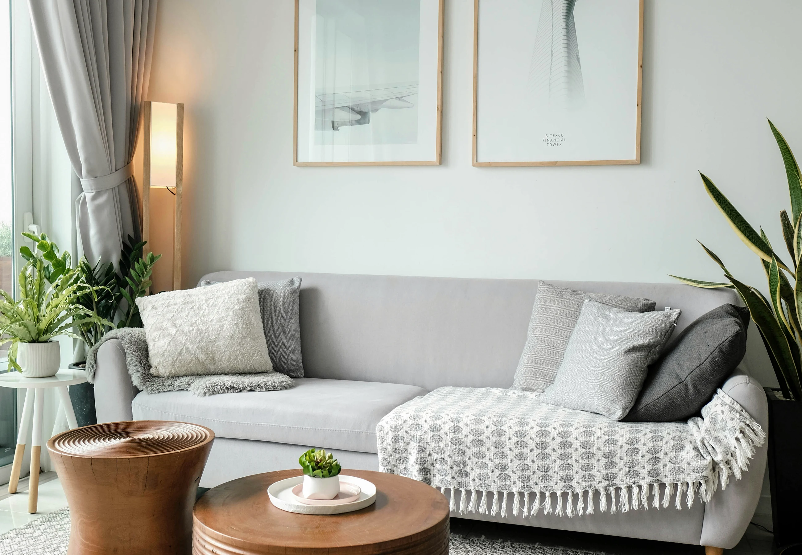 Helles modernes Interieur mit Sofa und Stadtblick